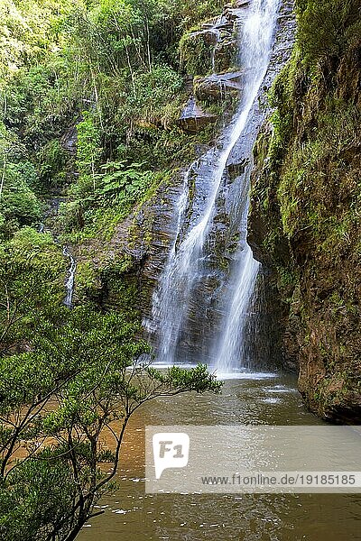 Schöner Wasserfall inmitten einer dichten Vegetation aus Regenwald und Felsen im Bundesstaat Minas Gerais  Brasilien  Südamerika