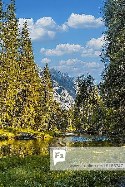 Schöner Spaziergang im Yosemite Tal. Kalifornien  Vereinigte Staaten