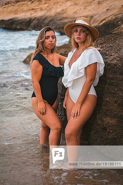 Lebensstil eines lesbischen Paares kaukasischer Mädchen am Strand im Sommer. Genießen Sie den Sommer am Meer