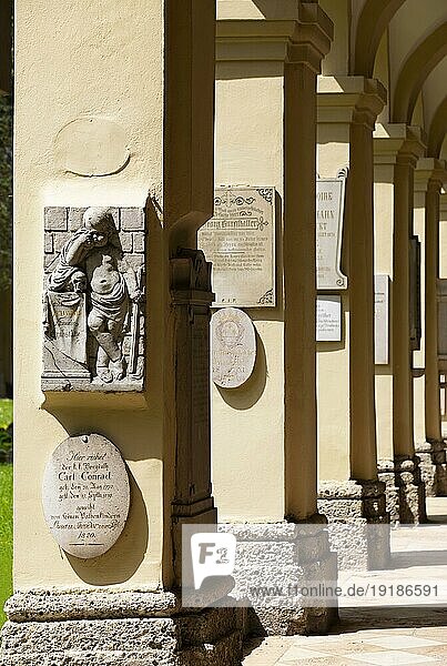 Gruftarkaden  Grabmähler im Arkadengang des Sebastiansfriedhof  Kirche Sankt Peter  Salzburg  Österreich  Europa