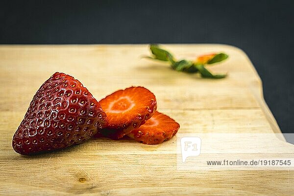 Wir beginnen mit dem Schneiden einer Erdbeere  Rezept für selbstgemachte Erdbeeren