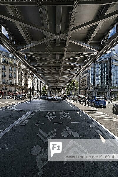 Métrofahrgleis auf der die Pont de Bir Hakeim Brücke  frei für Fußgänger  Autos und Métro  Paris  Frankreich  Europa