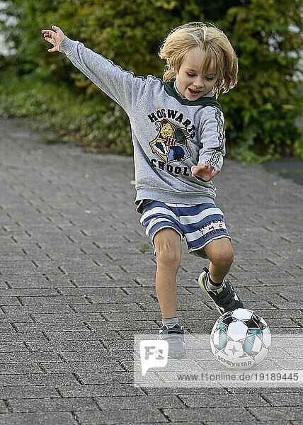 Junge  blond  5 Jahre  spielt Fußball  kickt  Stuttgart  Baden-Württemberg  Deutschland  Europa