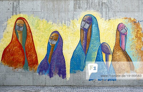 Wandbild mit Frauen in bunten Abayas von Nada Khozestani  Feuerwache  Doha  Katar  Asien