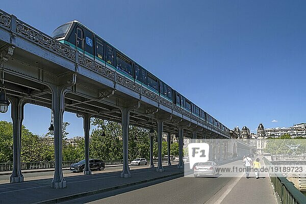 Oberirdisch fahrende Métro über die Pont de Bir Hakeim Brücke  frei für Fußgänger  Autos und Métro  Paris  Frankreich  Europa