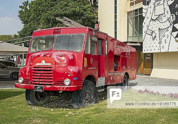 Roter Lastwagen an der Feuerwache  Doha  Katar  Asien
