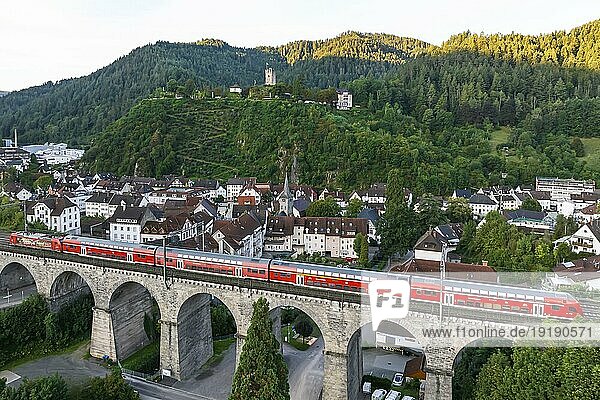 Stadtansicht Hornberg im Schwarzwald  Viadukt der touristischen Schwarzwaldbahn mit Regionalexpress  Drohnenfoto  Hornberg  Baden-Württemberg  Deutschland  Europa