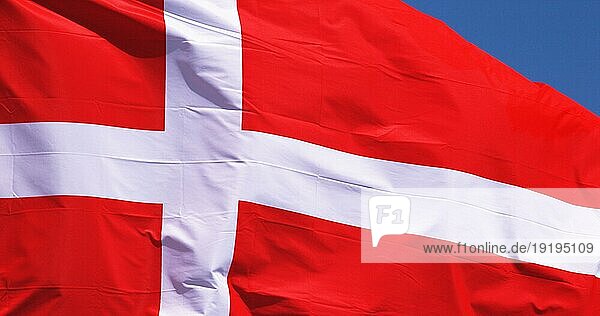 Die dänische Flagge weht im Wind