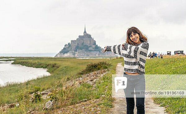 Ein junger Tourist geht vom Point de Vue in Richtung der Abtei Mont Saint Michel  Region Normandie  Frankreich  Europa