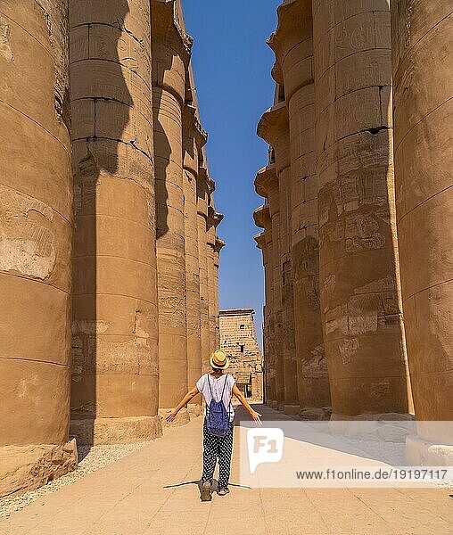 Ein junger Tourist mit Hut beim Besuch des ägyptischen Tempels von Luxor. Ägypten