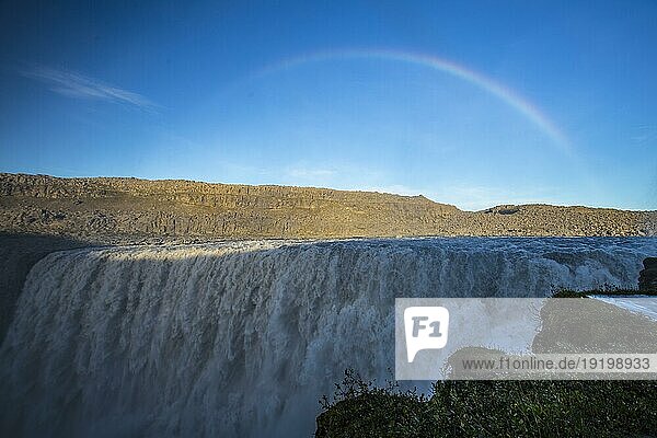 Regenbogen am Dettifoss Wasserfall  Island. Der größte Wasserfall in der europäischen Gemeinschaft