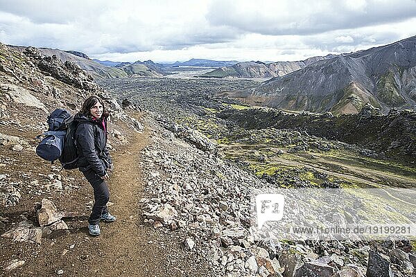 Eine junge Frau kurz vor dem Ziel der 54 km langen Wanderung von Landmannalaugar  Island  Europa