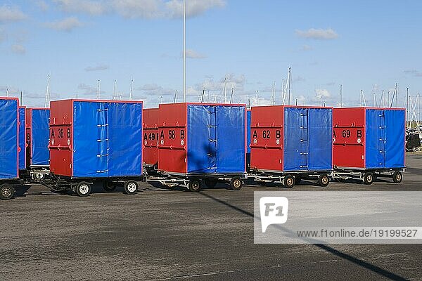 Container zum Transport von Koffern auf die Insel  Norddeich  Norden  Nordsee  Niedersachsen  Deutschland  Europa