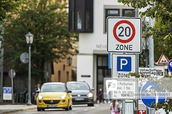 Verkehrsschild Tempo 20 Stundenkilometer gilt auf manchen Straßen der Stadt Rottweil  Baden-Württemberg  Deutschland  Europa