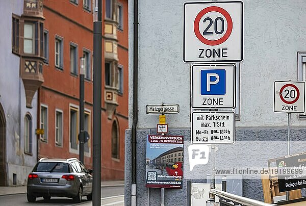 Verkehrsschild Tempo 20 Stundenkilometer gilt auf manchen Straßen der Stadt Rottweil  Baden-Württemberg  Deutschland  Europa