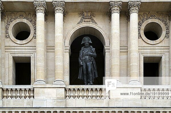 Blick vom Ehrenhof  Cour d'honneur  auf die Statue von Napoleon Bonaparte  Invalidendom  Dôme des Invalides  Église du Dôme  Grabmal Napoleons  Paris  Frankreich  Europa