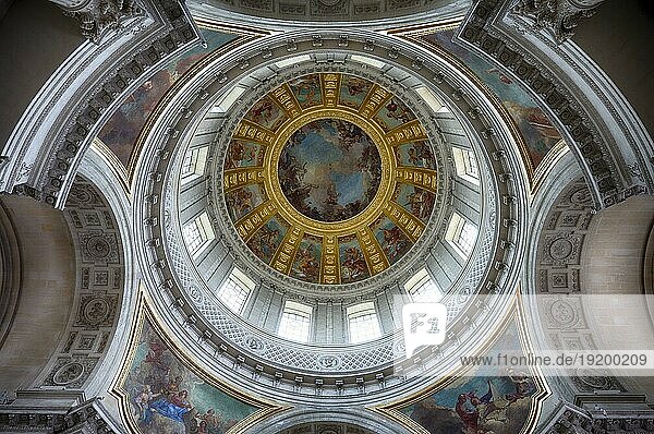 Innenaufnahme  vergoldete Kuppel  Invalidendom  Dôme des Invalides  Église du Dôme  Grabmal Napoleons  Paris  Frankreich  Europa