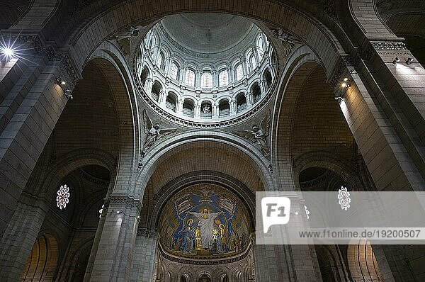Innenansicht  Altarraum und Kuppel mit dem großen Mosaik in der Apsis  Basilika Sacré-C?ur  Montmartre  Paris  Frankreich  Europa