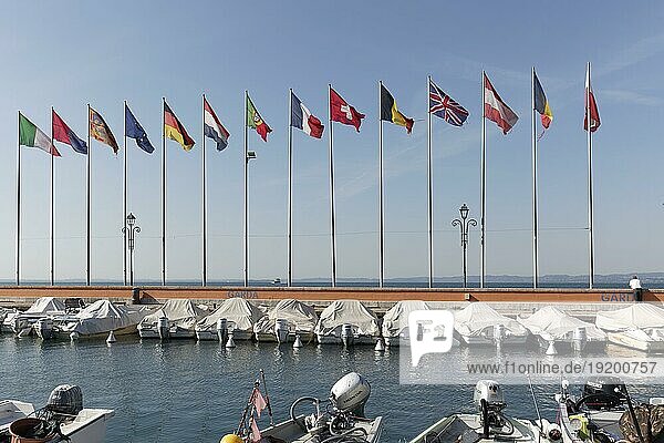 Bootshafen mit Fahen europäischer Länder  Garda  Gardasee  Venetien  Provinz Verona  Italien  Europa