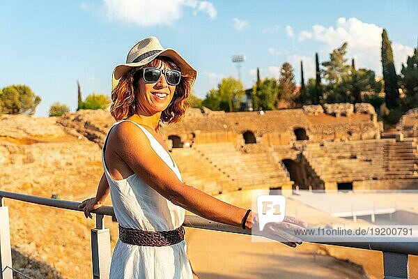 Römische Ruinen von Merida  ein junger Tourist beim Besuch des römischen Amphitheaters. Extremadura  Spanien  Europa