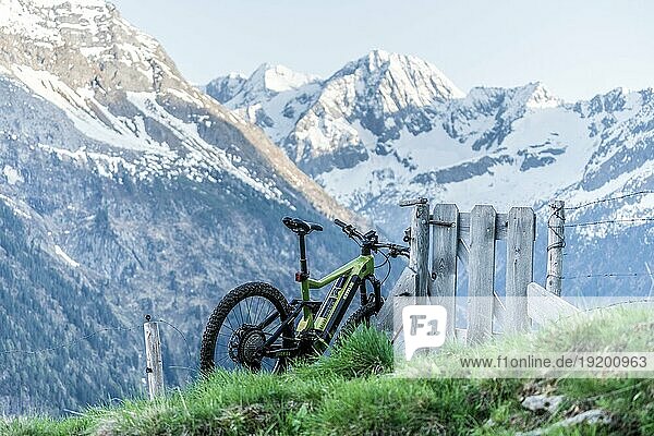 An einem sonnigen Frühlingstag mit dem E-Bike in den zillertaler Alpen unterwegs  abseits asphaltierter Straßen  auf Almwegen  alleine  einsam  Ruhe  Zillertal  Tirol  Österreich  Europa  E-Bike  Werbung  KETTLER Alu-Rad QUADRIGA DUO CX12 FS  Europa