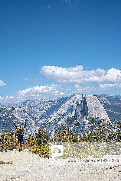 Ein junger Mann feiert  dass er zu Fuß zum Sentinel Dome im Yosemite National Park gekommen ist. Vereinigte Staaten