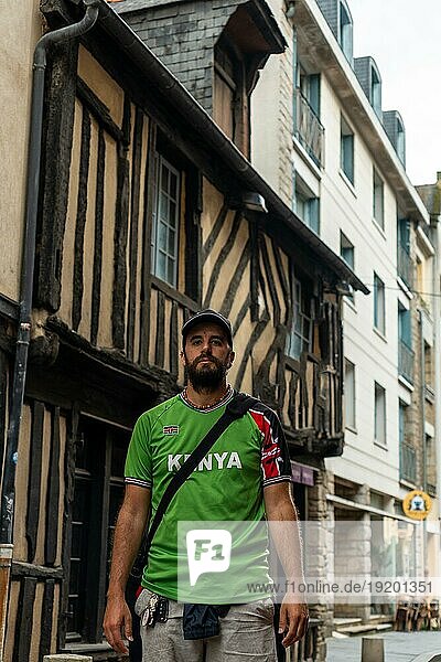 Eine junger Tourist bei den mittelalterlichen Fachwerkhäusern in Rennes. Hauptstadt der Provinz Bretagne  Frankreich  Europa