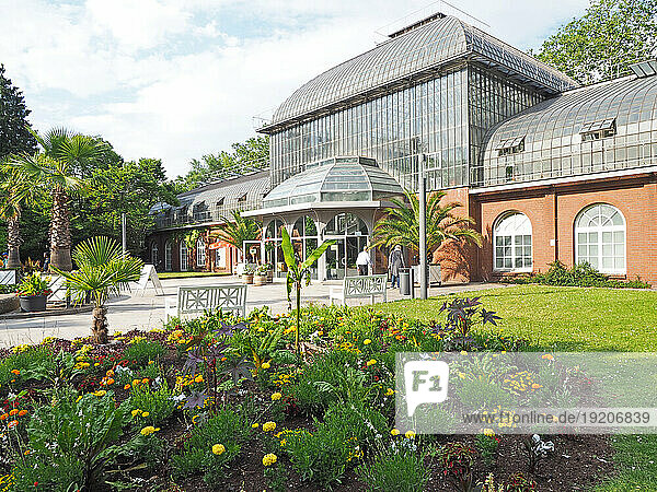 Botanik  Gärten  Palmengarten  Gebäude 
Eingang  Blumenbeet 
Frankfurt am Main Deutschland Digitalbild