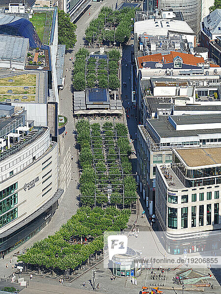 Länder  Deutschland  Stadt  Frankfurt am Main  Blick von Main Tower Helaba-Bank auf Zeil  Galeria Kaufhof 
countries  city view of Frankfurt  Digitalbild
