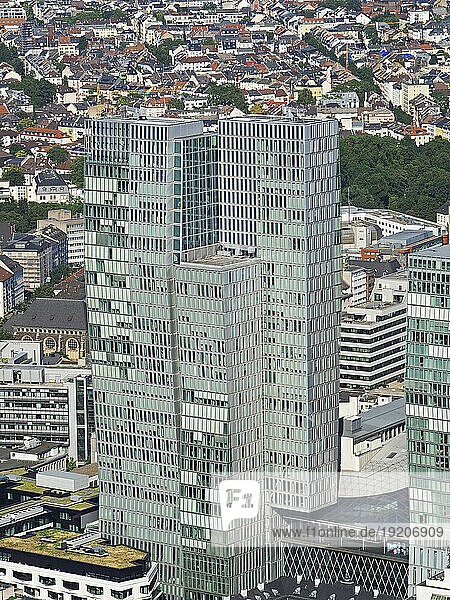 Länder  Deutschland  Stadt  Frankfurt am Main  Blick von Main Tower Helaba Bank auf Nextower  My Zeil 
countries  city of Frankfurt  city view  skyscraper  Digitalbild