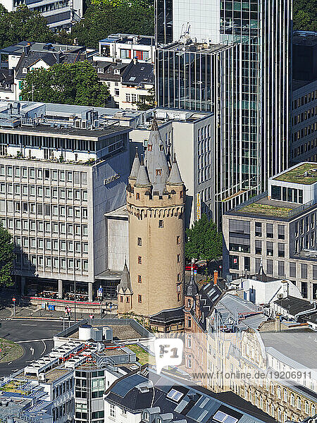 Länder  Deutschland  Stadt  Frankfurt am Main  Blick von Main Tower Helaba-Bank auf Eschenheimer Tor  Turm historisch  Flemings Hotel 
countries  city view of Frankfurt  Digitalbild
