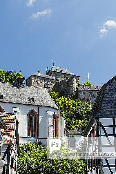 Germany  North Rhine Westphalia  Blankenheim  Half-timbered houses with Blankenheim Castle in background