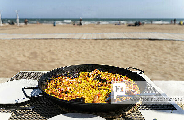 Paella am Strand von Valencia (Spanien)