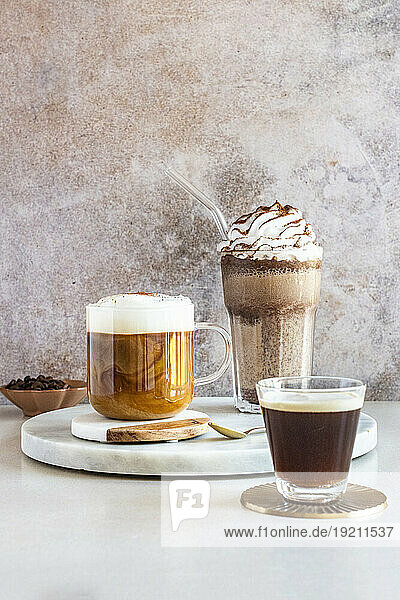 Espresso  Milchkaffee mit Schaum und Kaffee-Milchshake