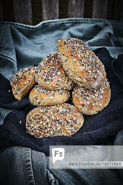 Bread rolls with oats