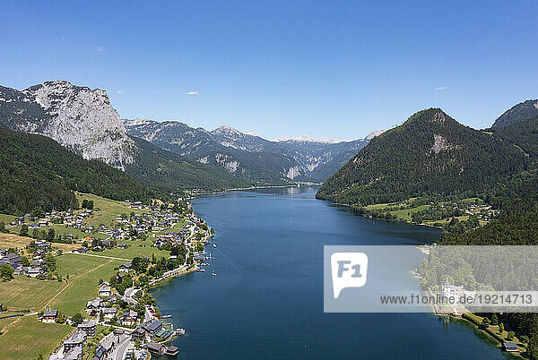 Austria  Styria  Grundlsee  Drone view of lake Grundlsee and surrounding mountains in summer