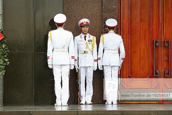 HANOI  VIETNAM  19. SEPTEMBER 2018: Ehrengarde am Ho Chi Minh Mausoleum auf dem Ba Dinh Platz in Hanoi  Vietnam  Asien
