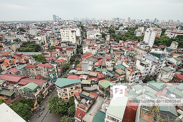Ein Blick über die Dächer in Richtung Norden und Roter Fluss in Hanoi  Vietnam  Asien