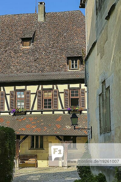 Abtshaus  Fachwerk  Leuchte  Lampe  rechts Schloss Bebenhausen  historisches Gebäude  Architektur  ehemaliges Abtshaus des Klosters  Jagdschloss der württembergischen Könige  ehemaliger Wohnsitz von König Wilhelm II. und Charlotte von Württemberg  Denkmalschutz  Tübingen-Bebenhausen  Baden-Württemberg  Deutschland  Europa