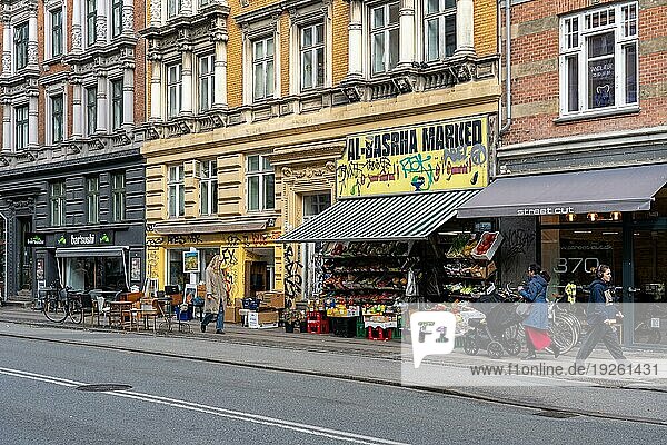 Kopenhagen  Dänemark  18. Oktober 2022: Menschen gehen an einem Obst und Gemüseladen in der Norrebrogade im Stadtteil Norrebro vorbei  Europa