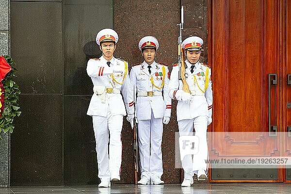 HANOI  VIETNAM  19. SEPTEMBER 2018: Ehrengarde am Ho Chi Minh Mausoleum auf dem Ba Dinh Platz in Hanoi  Vietnam  Asien