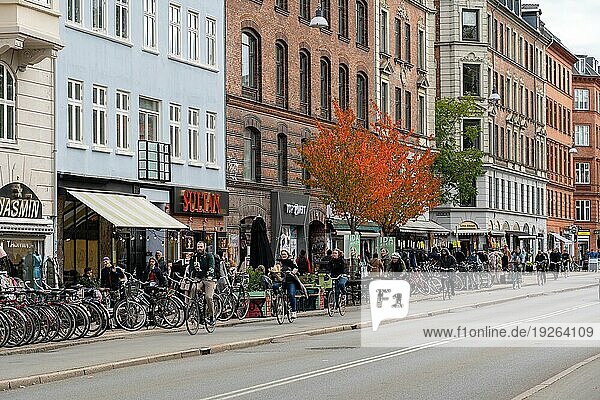 Kopenhagen  Dänemark  18. Oktober 2022: Menschen  Autos und Geschäfte auf der Norrebrogade im Stadtteil Norrebro  Europa