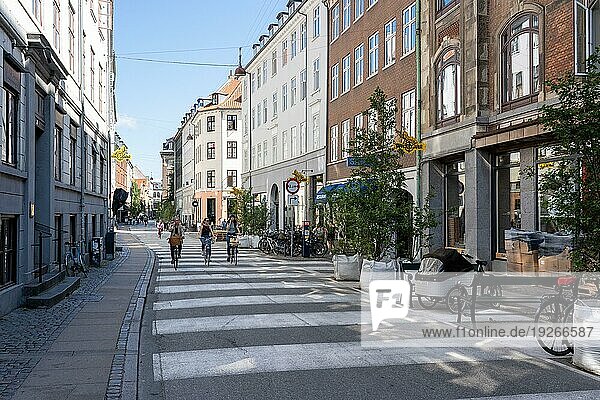 Kopenhagen  Dänemark  September 03  2021: Menschen und Geschäfte in der Skindergade im historischen Stadtzentrum  Europa