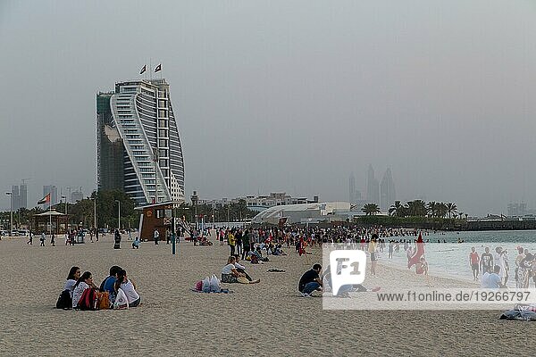 Dubai  Vereinigte Arabische Emirate  20. Juli 2018: Menschenmassen am Jumeirah Public Beach an einem Freitagabend bei Sonnenuntergang  Asien