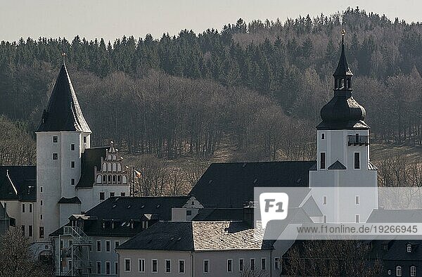 Schwarzenberg ist eine Große Kreisstadt im sächsischen Erzgebirgskreis. Das Erzgebirge ist ein Mittelgebirge und bildet die natürliche Grenze zwischen Sachsen und Böhmen. Es ist etwa 150 km lang und durchschnittlich 40 km breit und gliedert sich in West-  Mittel- und Osterzgebirge auf