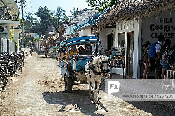Gili Air  Indonesien  12. Juli 2015: Touristen werden in einem traditionellen Pferdewagen transportiert  Asien