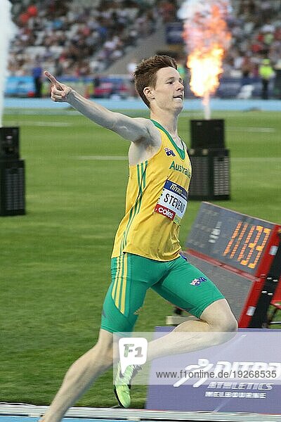 MELBOURNE  AUSTRALIEN  4. FEBRUAR: Luke Stevens überquert die Ziellinie und gewinnt die gemischte 2x300m Staffel in der Nacht 1 der Nitro Athletics am 4. Februar 2017
