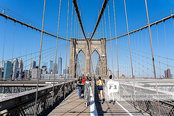 New York  Vereinigte Staaten von Amerika  22. September 2019: Menschen laufen auf der Promenade der berühmten Brooklyn Bridge  Nordamerika