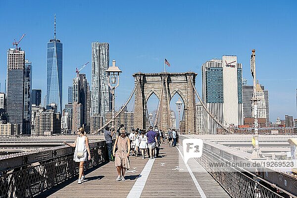 New York  Vereinigte Staaten von Amerika  22. September 2019: Menschen laufen auf der Promenade der berühmten Brooklyn Bridge  Nordamerika