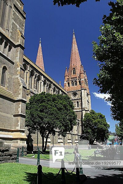 St. Paul's Cathedral in Melbourne  Victoria  Australien an einem schönen Sommertag
